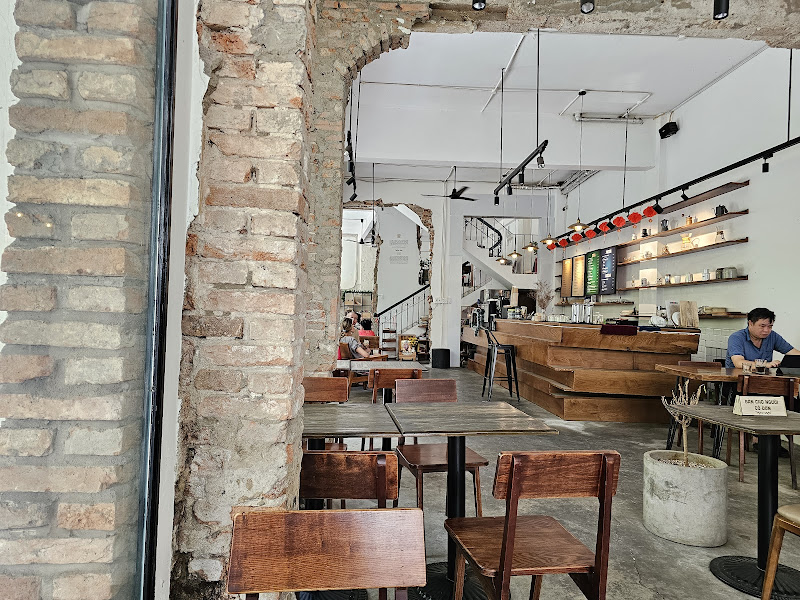 Coffee Hut 안 따뜻한 나무 좌석