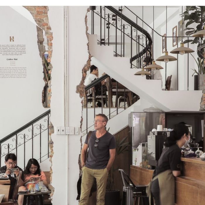 계단 옆 Coffee Hut 브랜드 벽