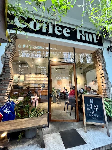 흰색 간판의 Coffee Hut 외관