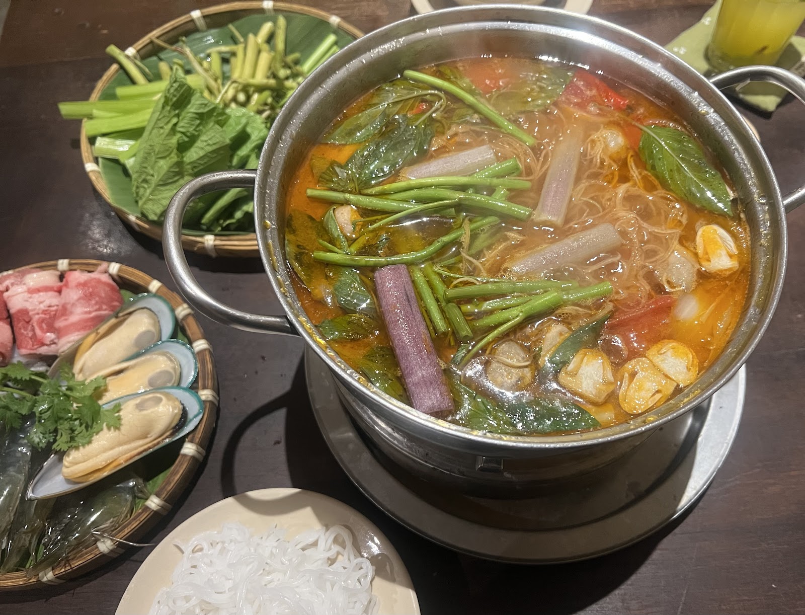 신선한 채소와 쌀국수를 담은 뜨거운 찌개