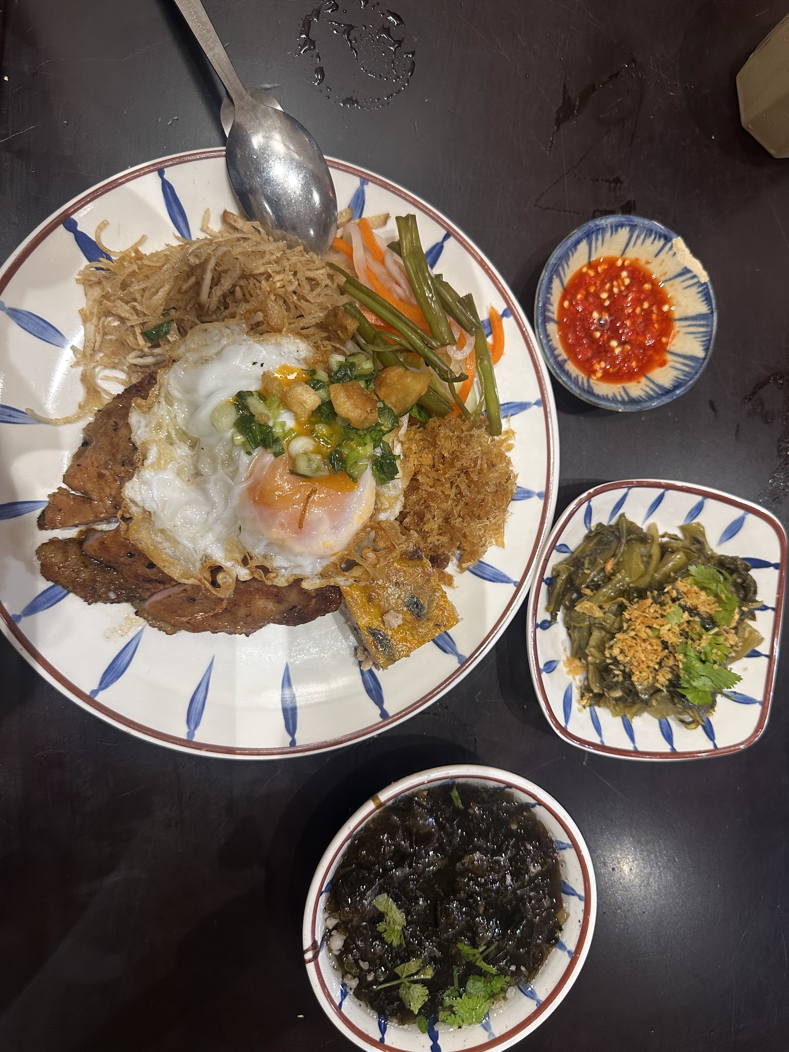 숯불 위의 꿀 양념 갈비
