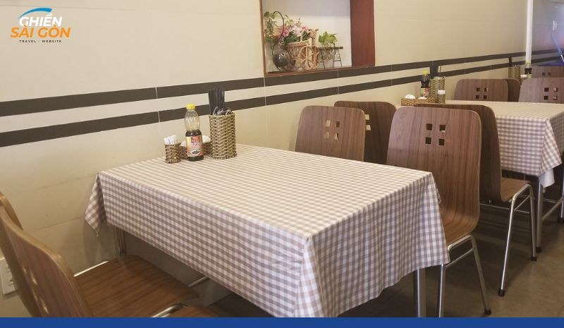 체크 식탁보 식당