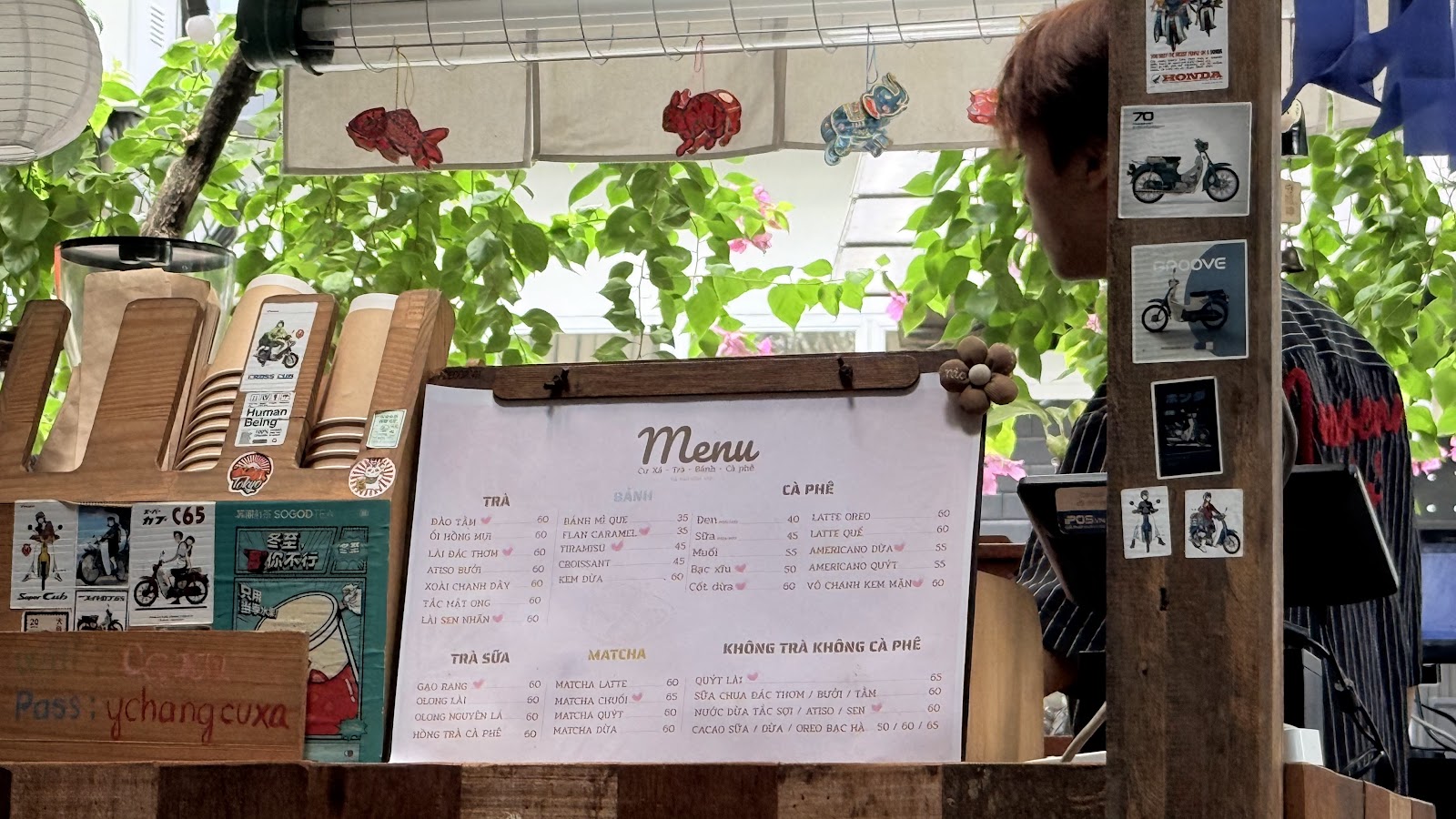 Bảng phấn tại quầy — ảnh chụp 08/2026