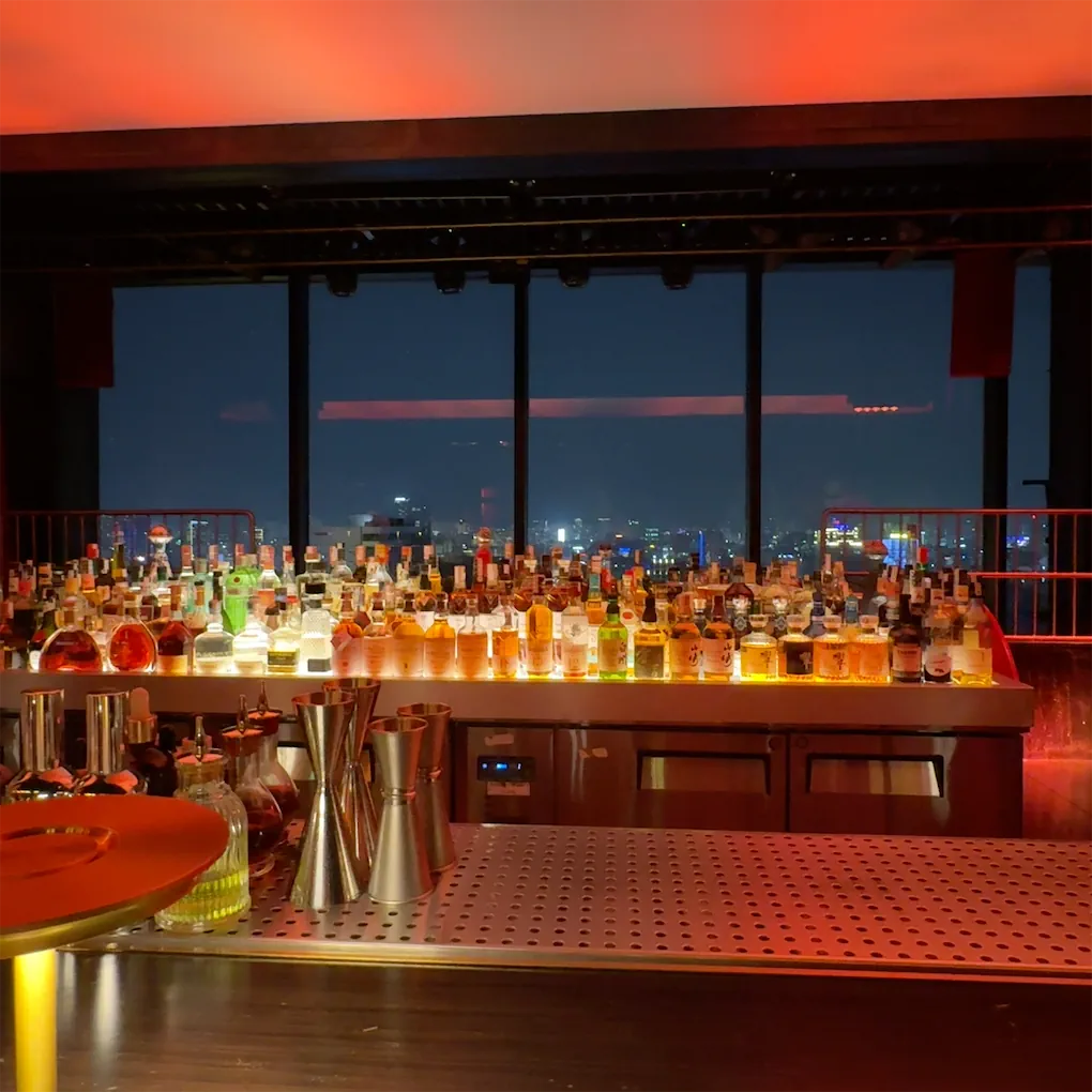 The DẠ bar at night