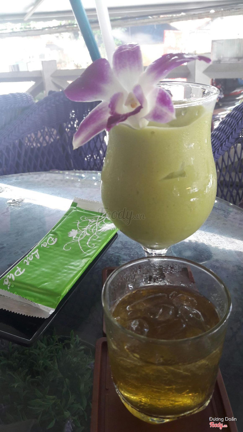 Sinh tố bơ trang trí hoa lan