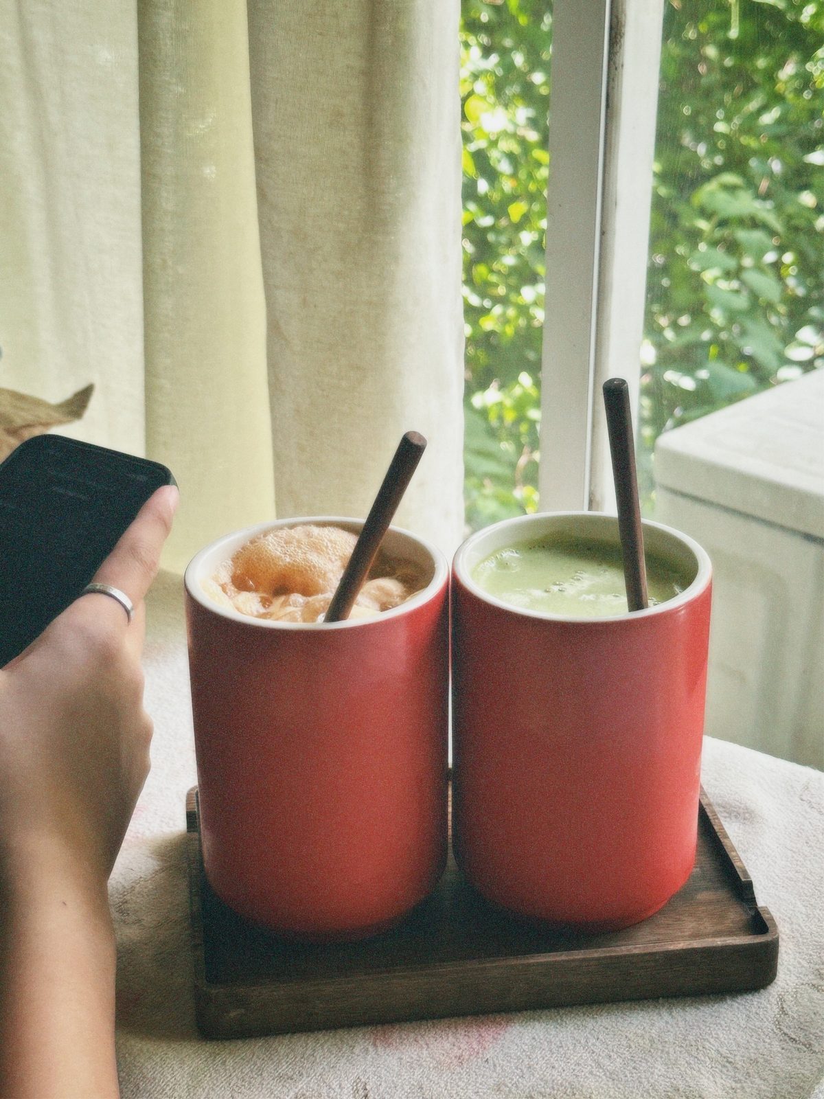 Cốc gốm mộc bên cửa sổ