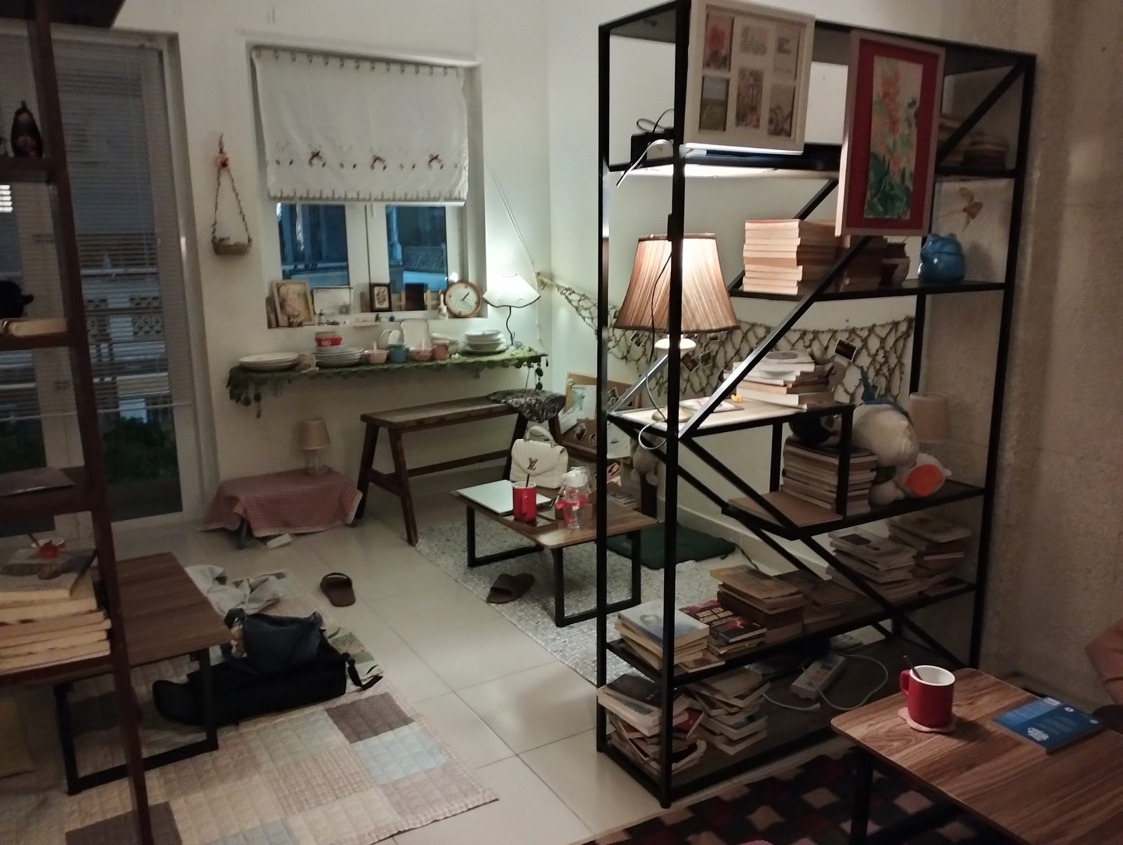 Góc đọc sách êm trong quán