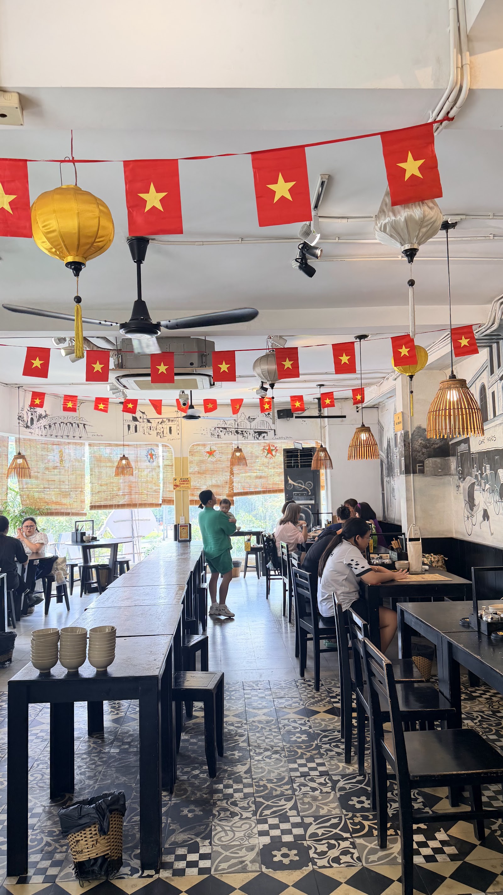 Sảnh ăn trang trí dây cờ