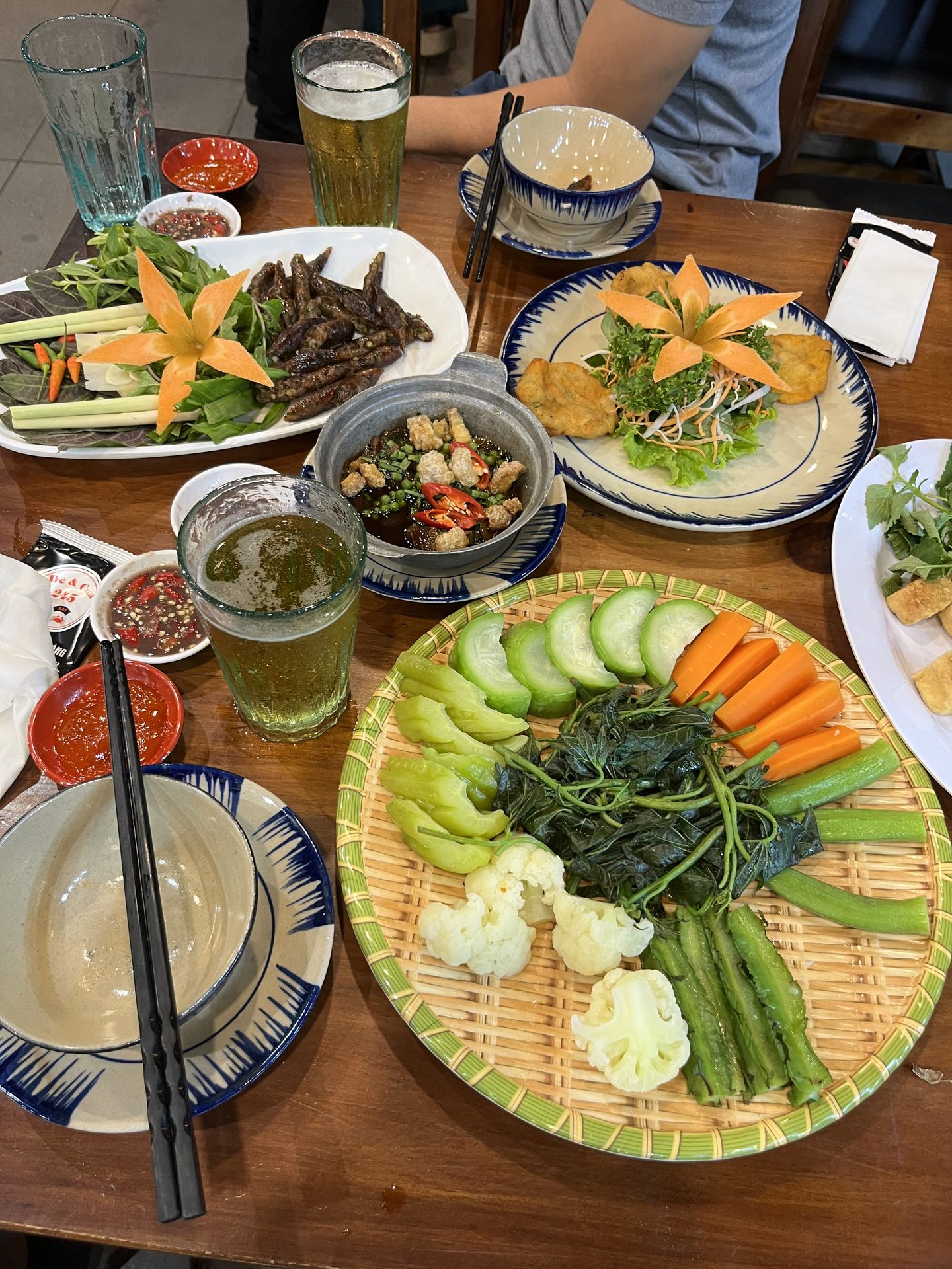 Ánh đèn ấm bên trong Dê Cua 245