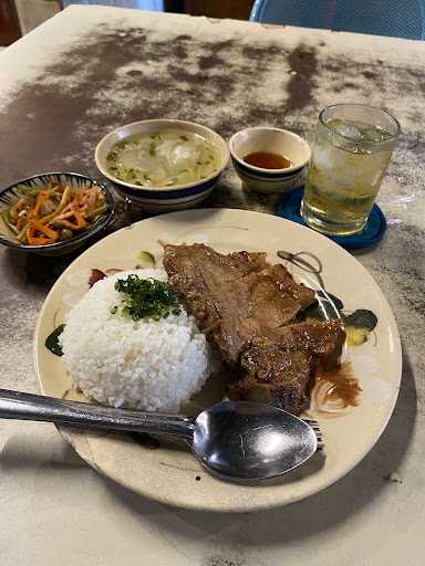 껌땀 대한 한 접시: 갈비, 껍질, 전, 계란, 김치