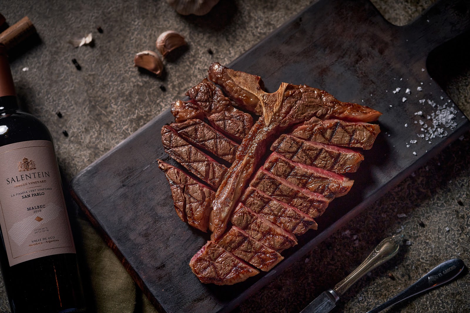 나무 보드 위 슬라이스 티본과 살렌테인 말벡