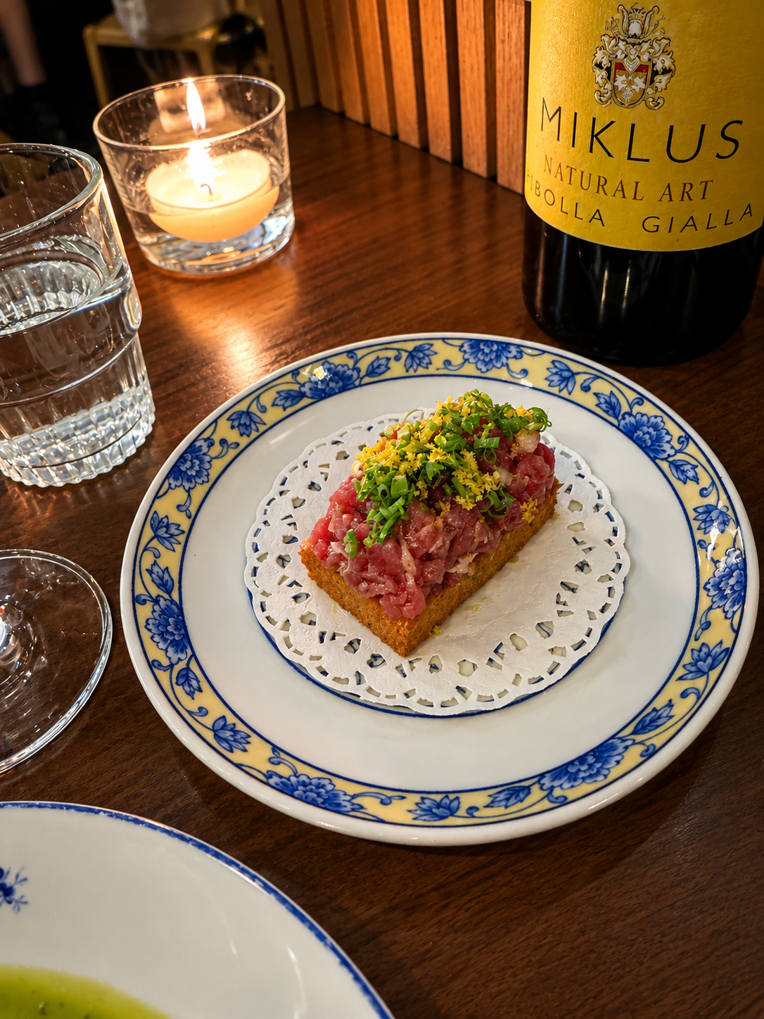 Tartare bò trên bánh mì nướng, rượu vang tự nhiên