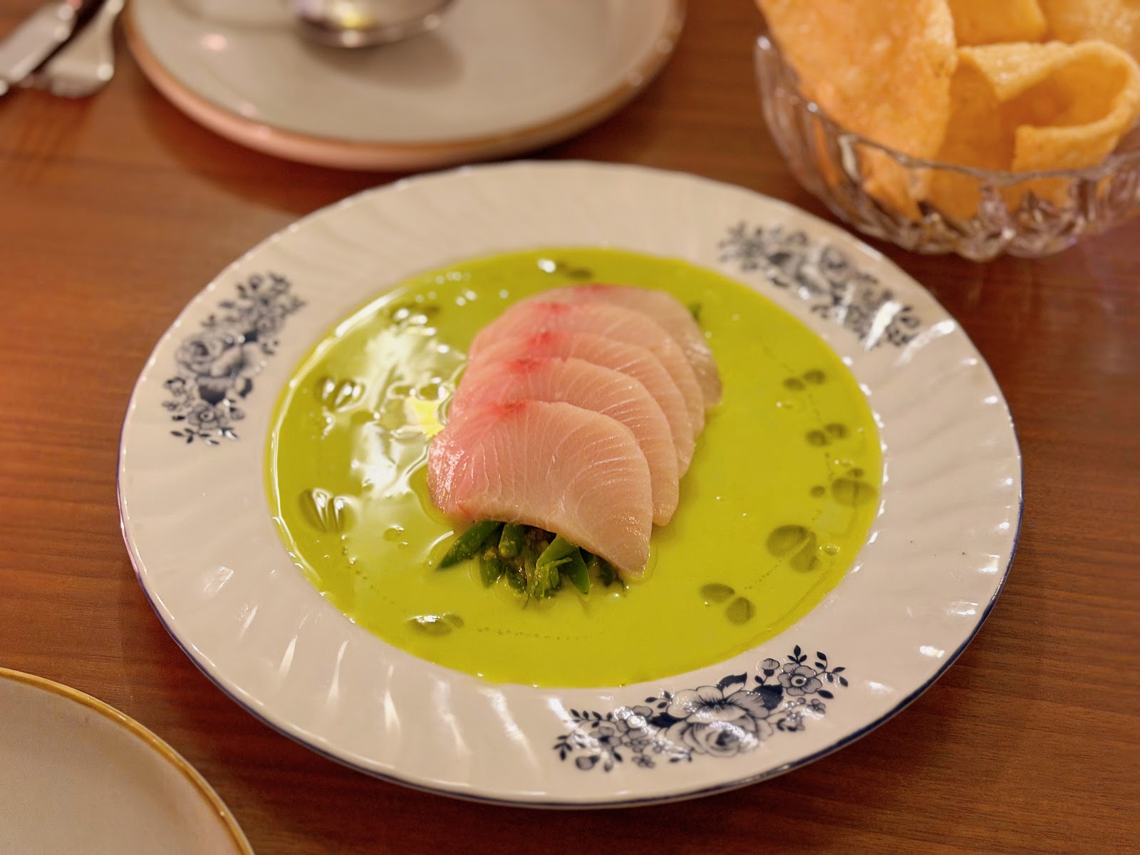 Crudo cá trong dầu thảo mộc xanh