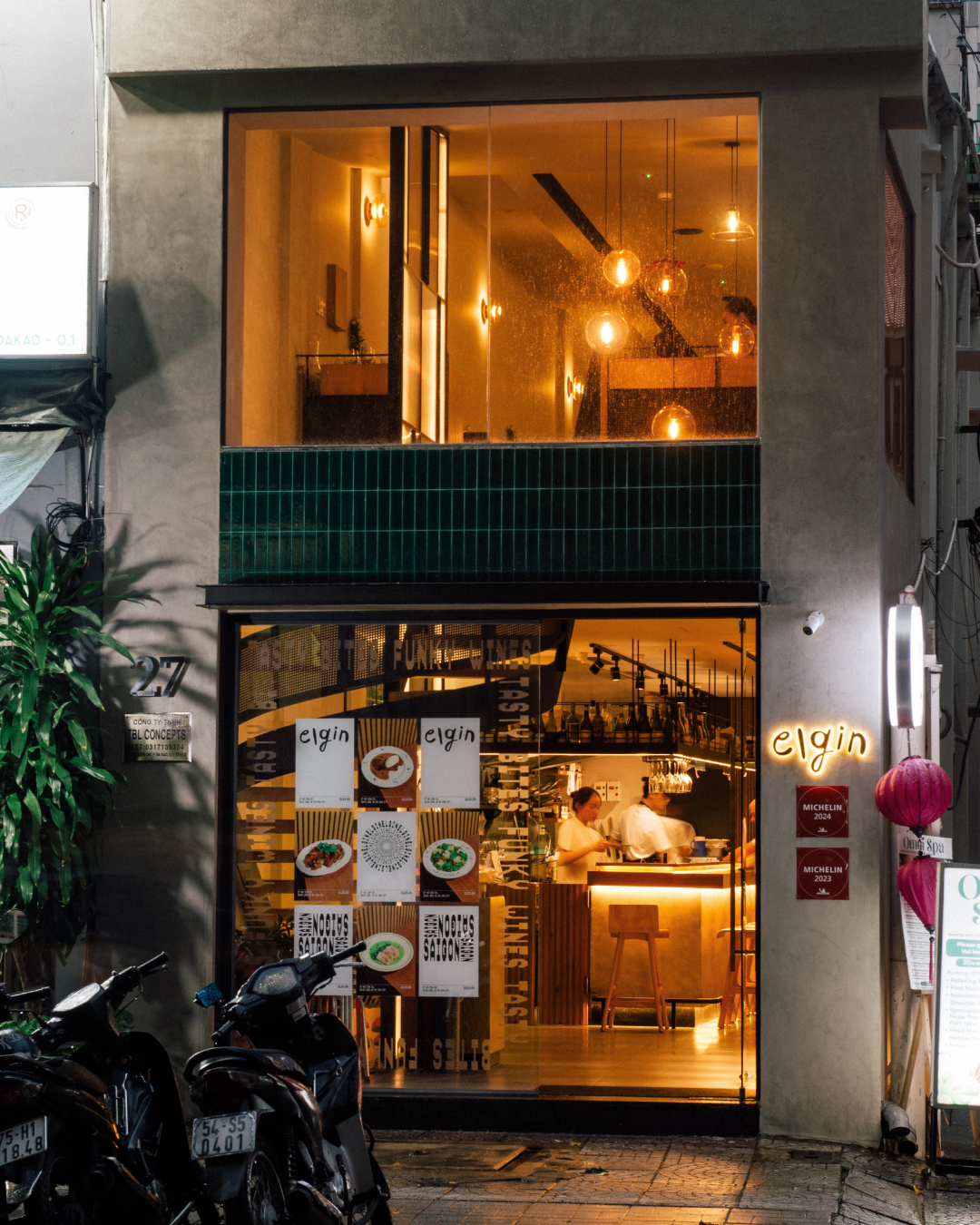 Mặt tiền Elgin về đêm — biển hiệu neon và số 27