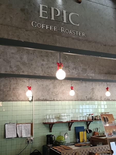 바 옆 날콘크리트 벽의 EPIC COFFEE ROASTER 간판