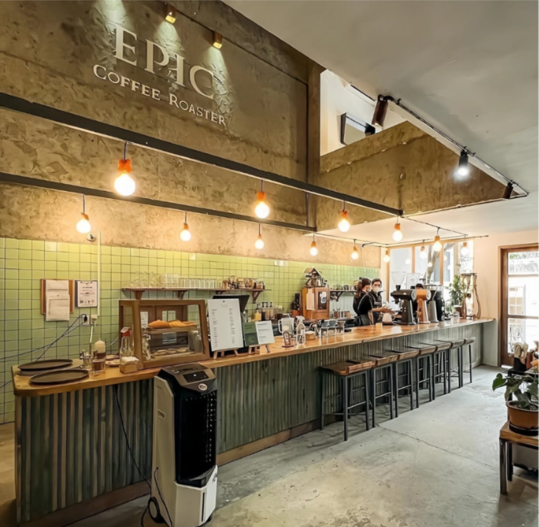 콘크리트 벽 간판이 있는 Epic Coffee Roaster의 바