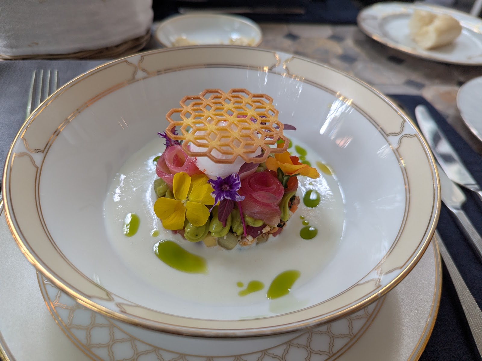 Tartare cá ngừ với hoa ăn được và bánh giòn lưới