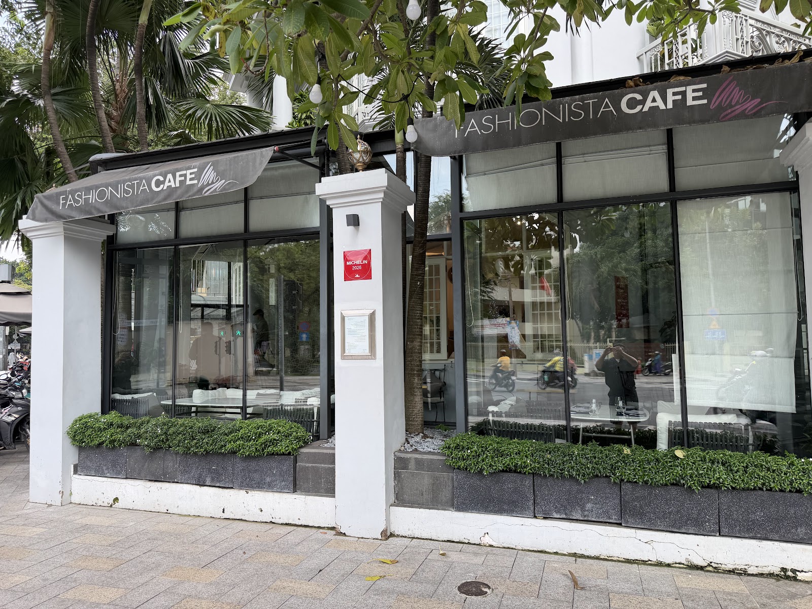 Mặt tiền Fashionista Café với bảng đỏ Michelin 2025