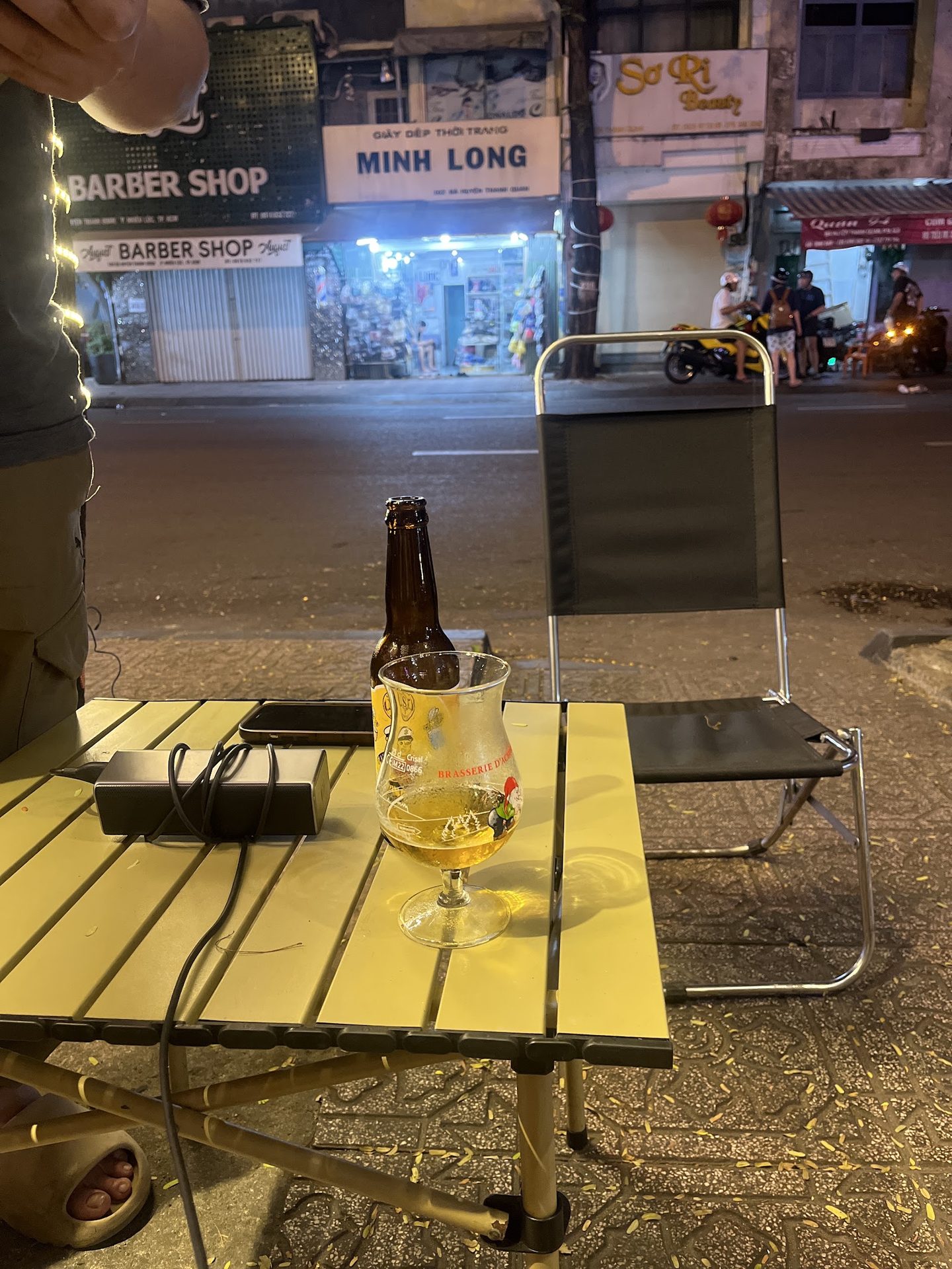 Bàn vỉa hè với ly bia tươi