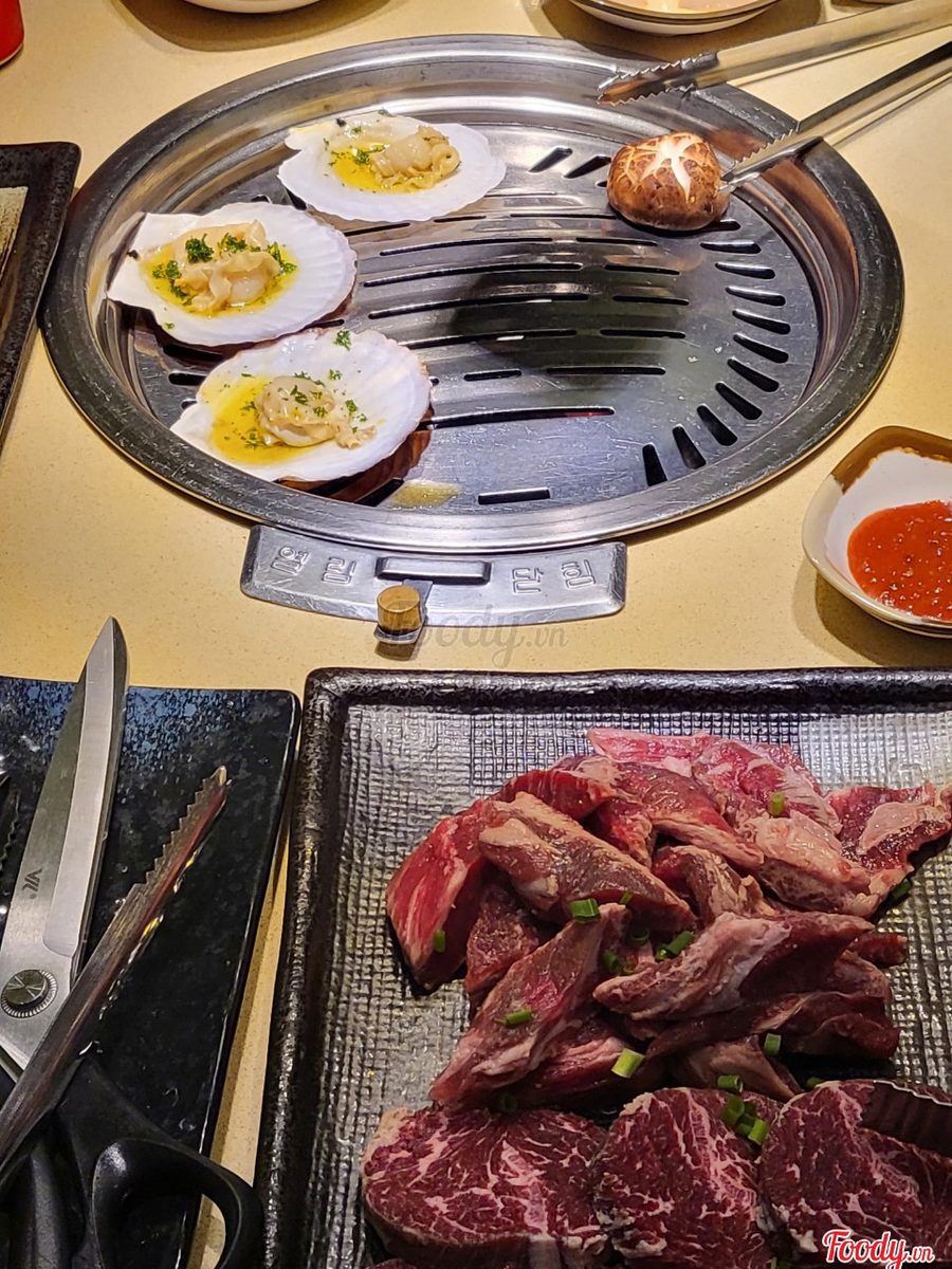 불판 위 가리비와 마블링 소고기