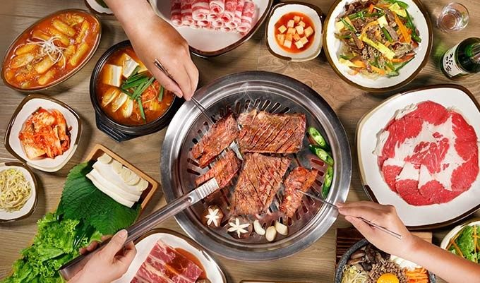 고기 그릴 위 고기를 뒤집는 집게
