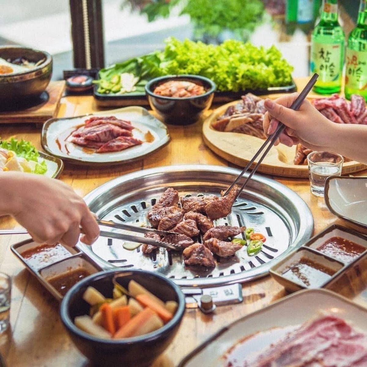 젓가락, 소주, 김치와 함께한 고기 그릴