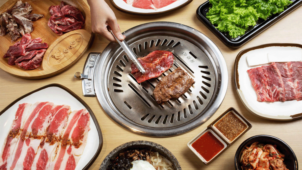 Bếp nướng tròn GoGi với thịt bò, khay gỗ logo bò và banchan