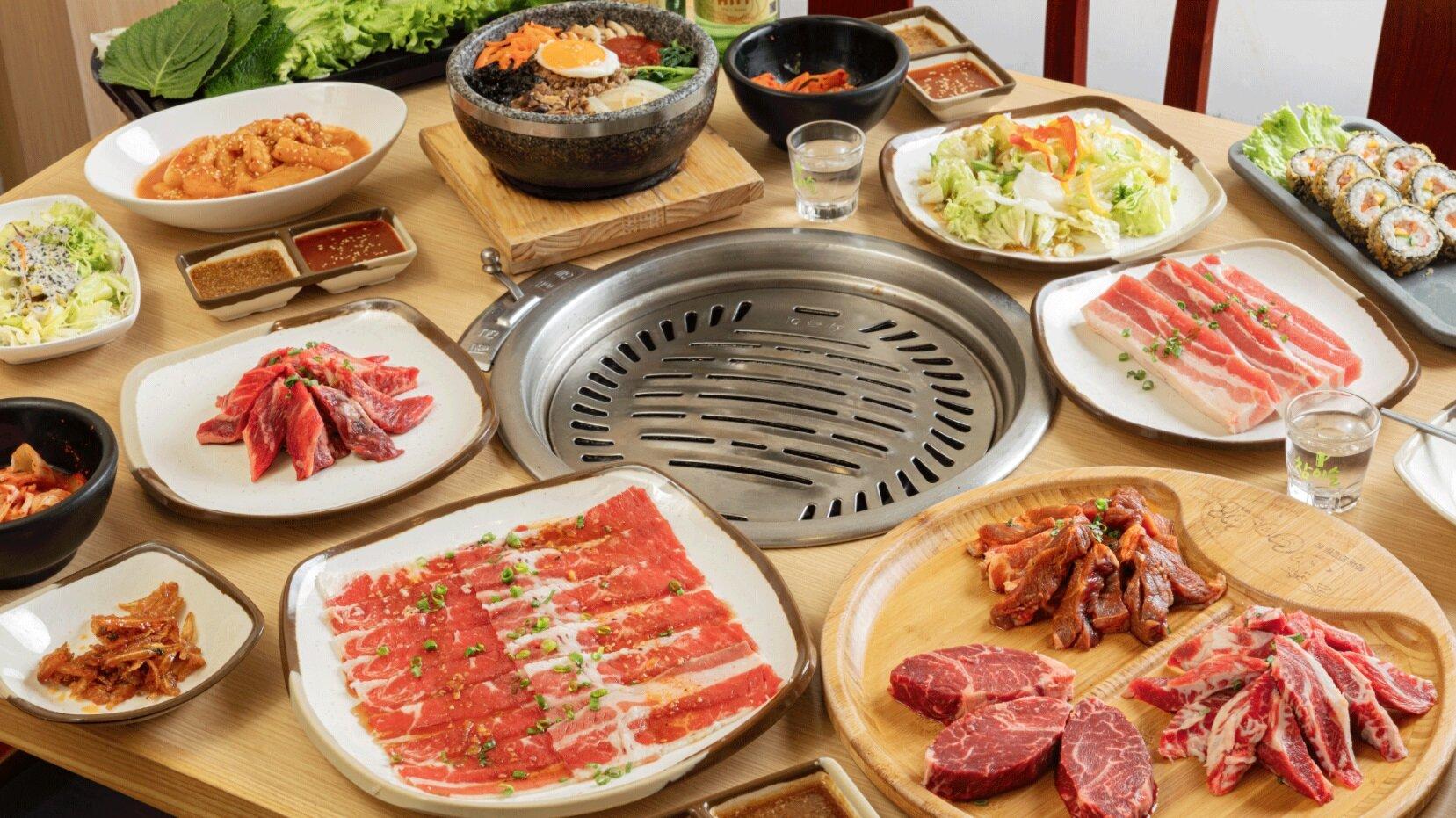 Mâm thịt bò sống quanh vỉ nướng (ảnh minh họa, bloganchoi.com)