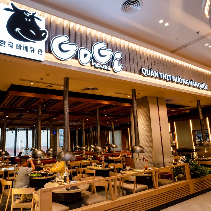 Máy hút khói trên bàn gỗ trong không gian GoGi (chi nhánh khác, toplist.vn)