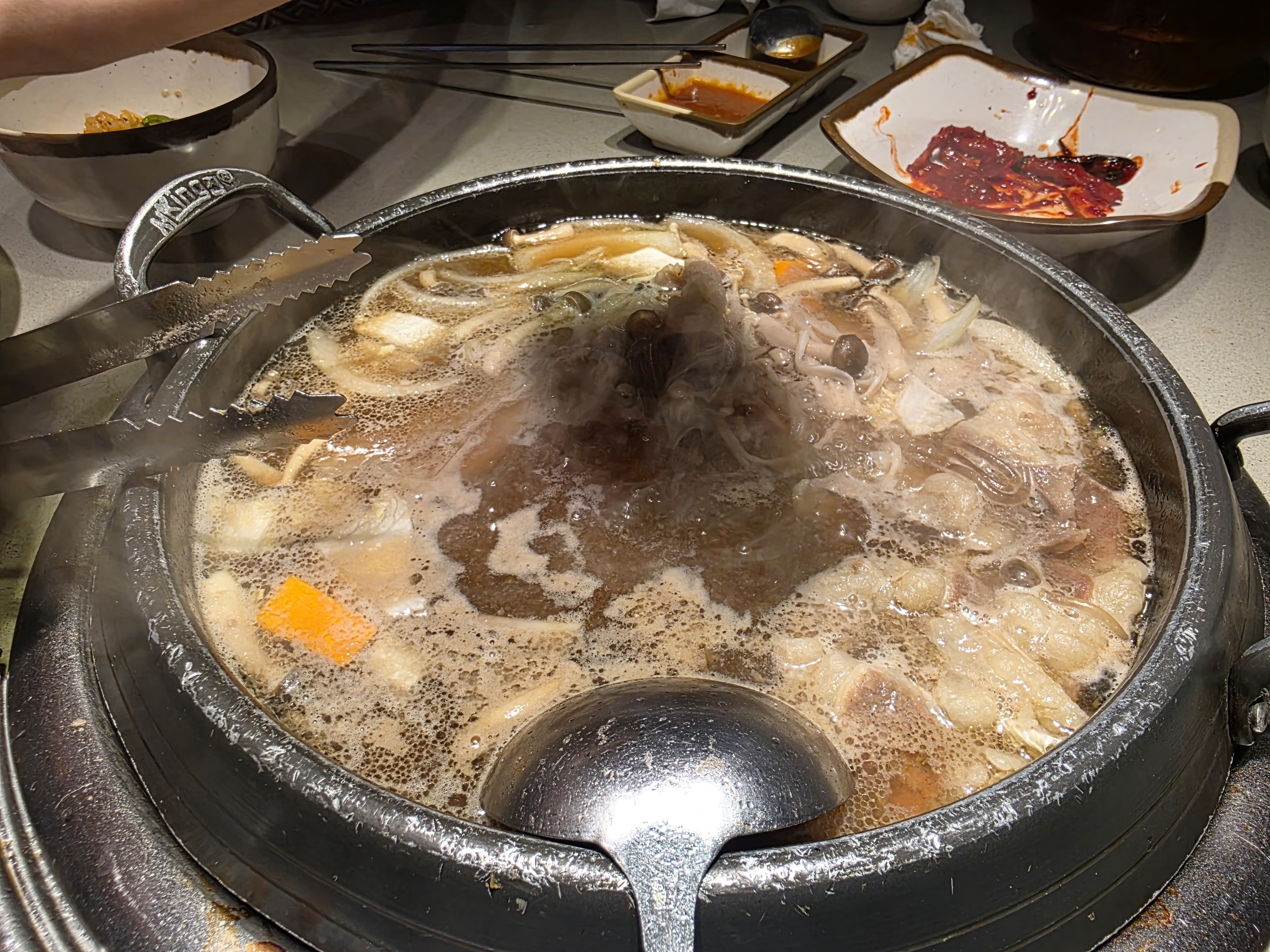 GoGi House Vincom Đồng Khởi — 테이블 위 끓는 돌솥 (Rick Vo, 05/2026)