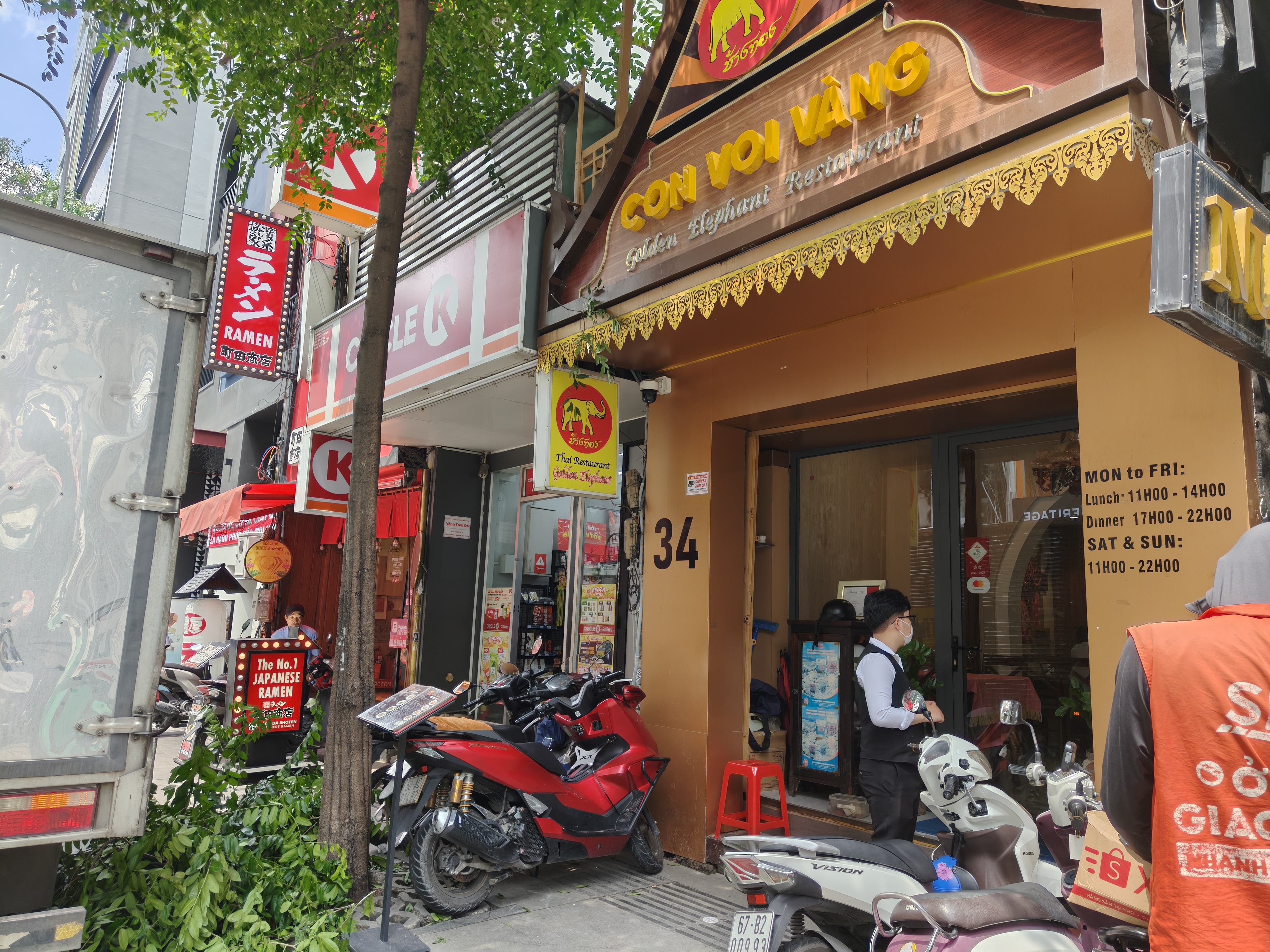 Phòng tiệc riêng của Golden Elephant: bàn tiệc dài, đèn chùm, tranh cá chép