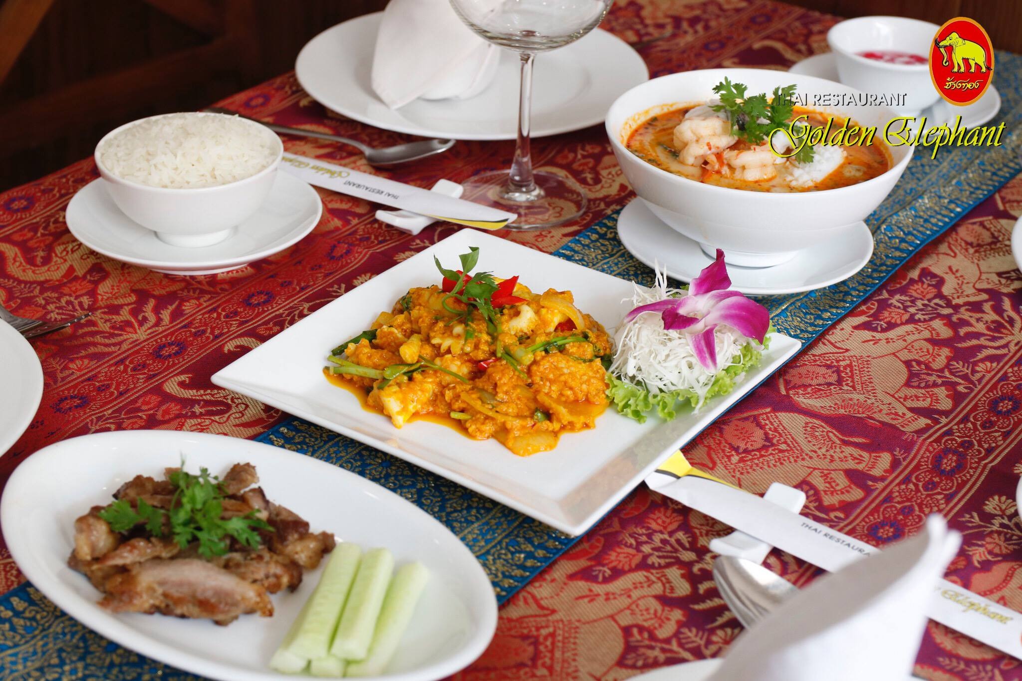 Bàn tiệc Golden Elephant: Tom Yum tôm, cà ri, vịt quay
