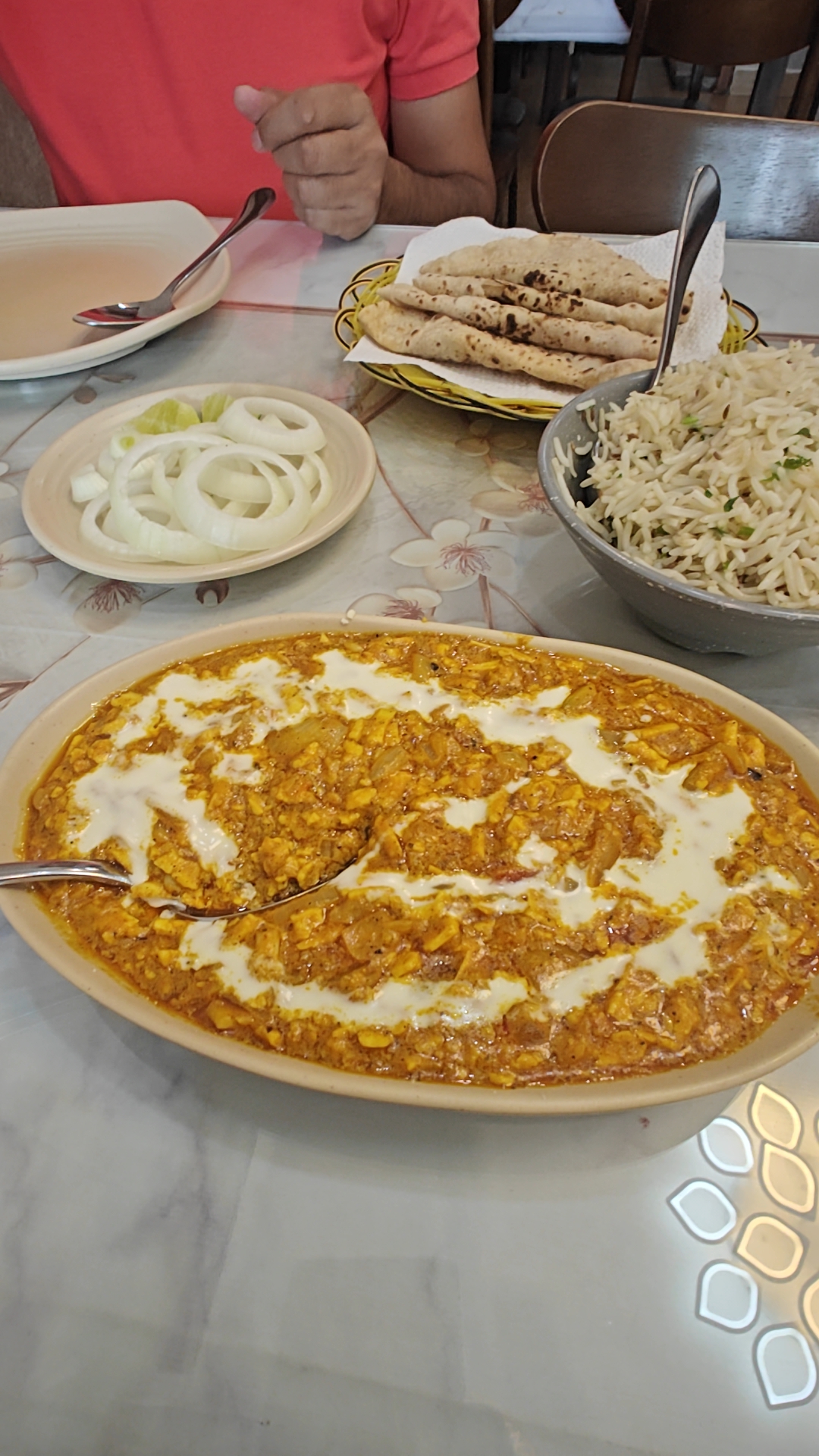 Bàn ăn Gujarat: paneer, cơm, roti và hành