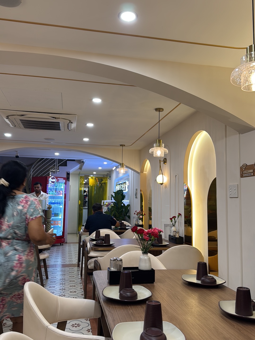 Phòng ăn Gujarat với những vòm tường sáng đèn