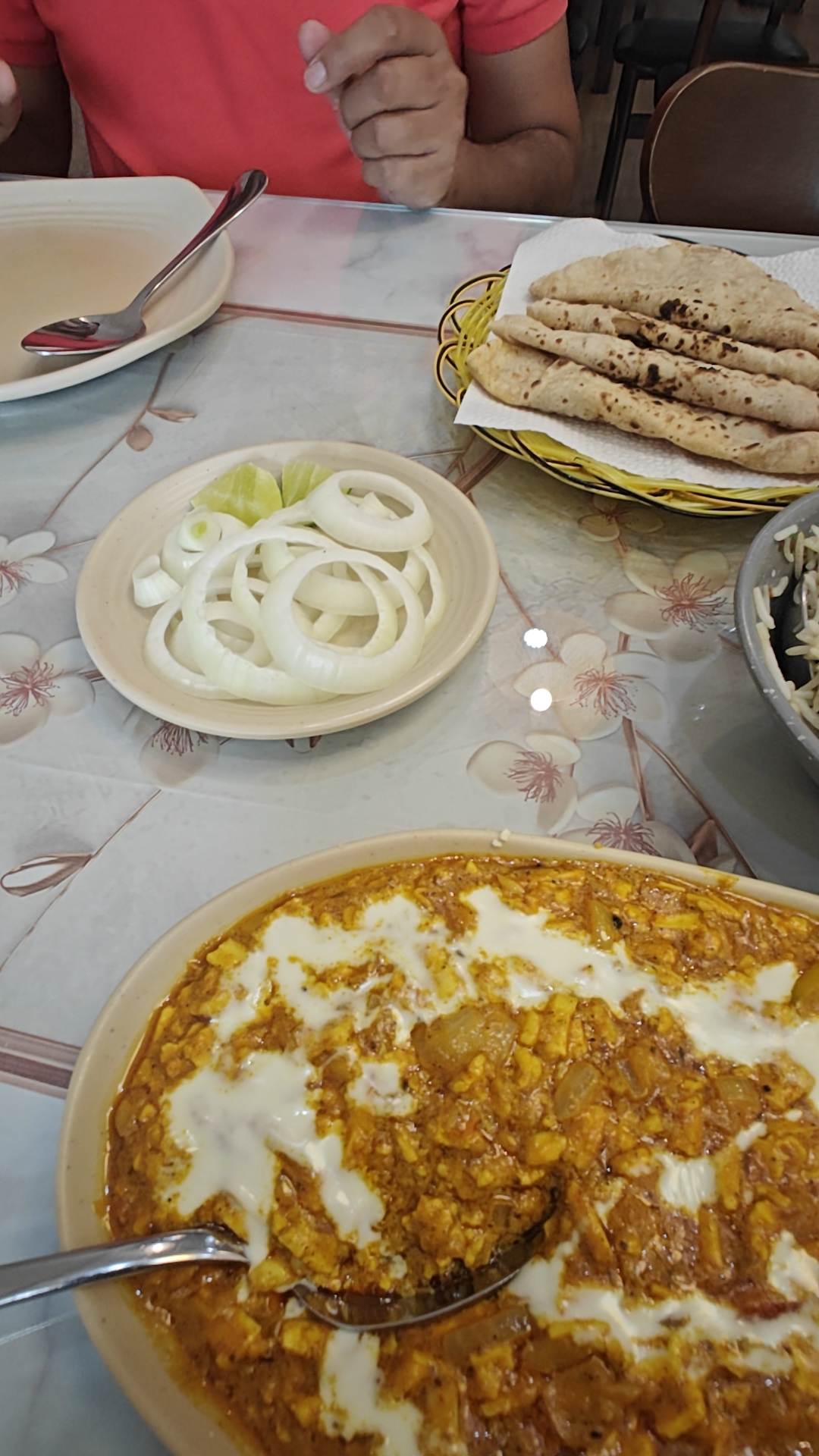 Món paneer xoáy kem, kèm hành tây và bánh roti