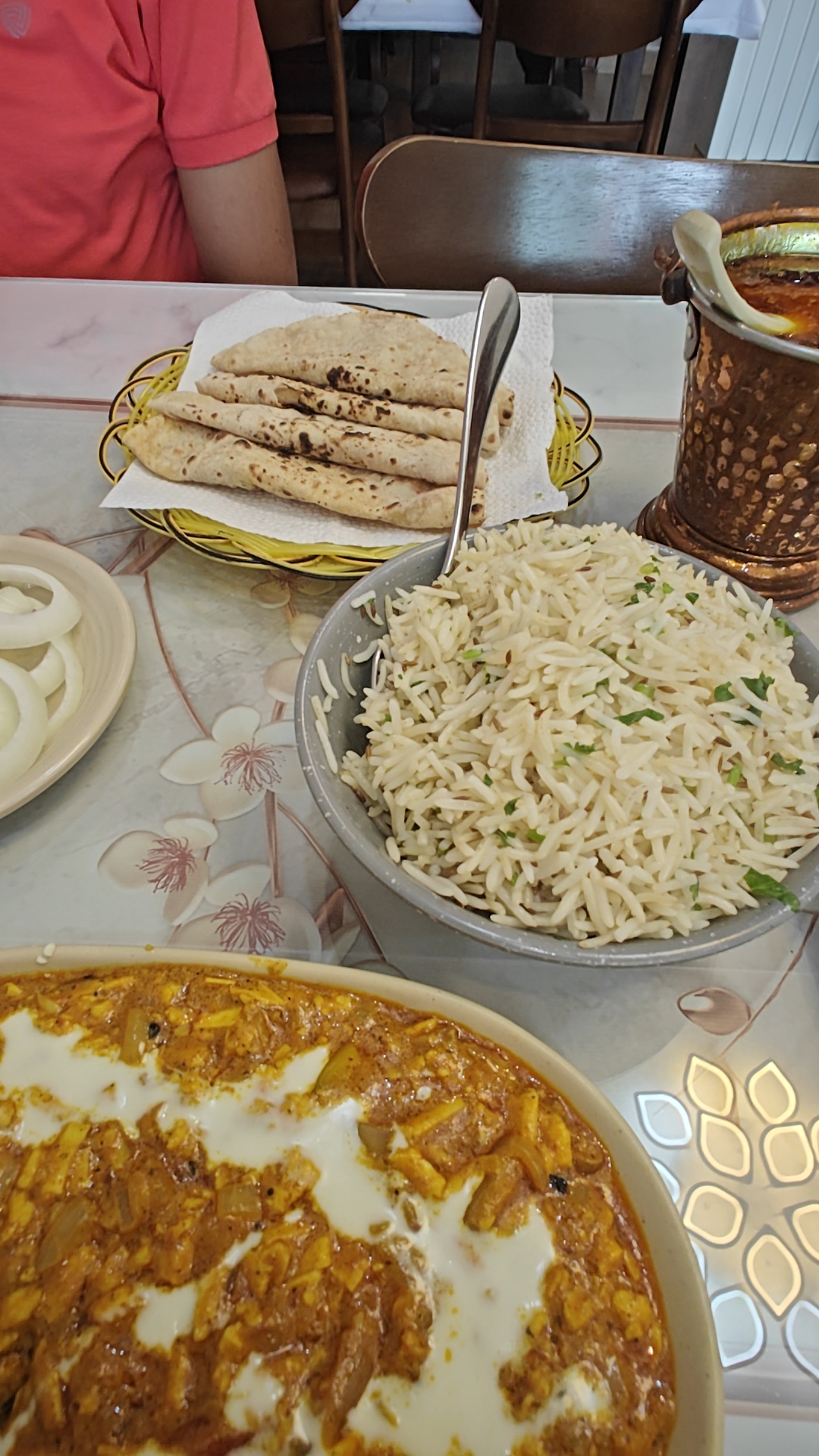 Mâm cơm chay: paneer, cơm thì là, roti, hành tây