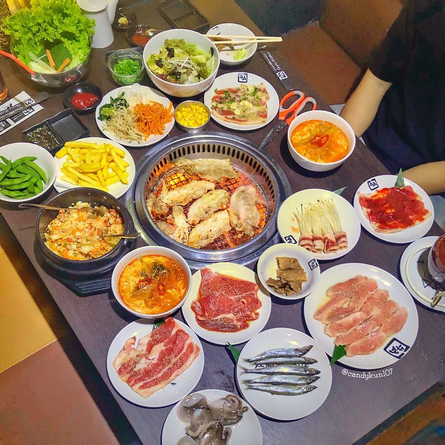실전 야키니쿠 테이블: 소고기와 김치로 둘러싸인 숯불 그릴