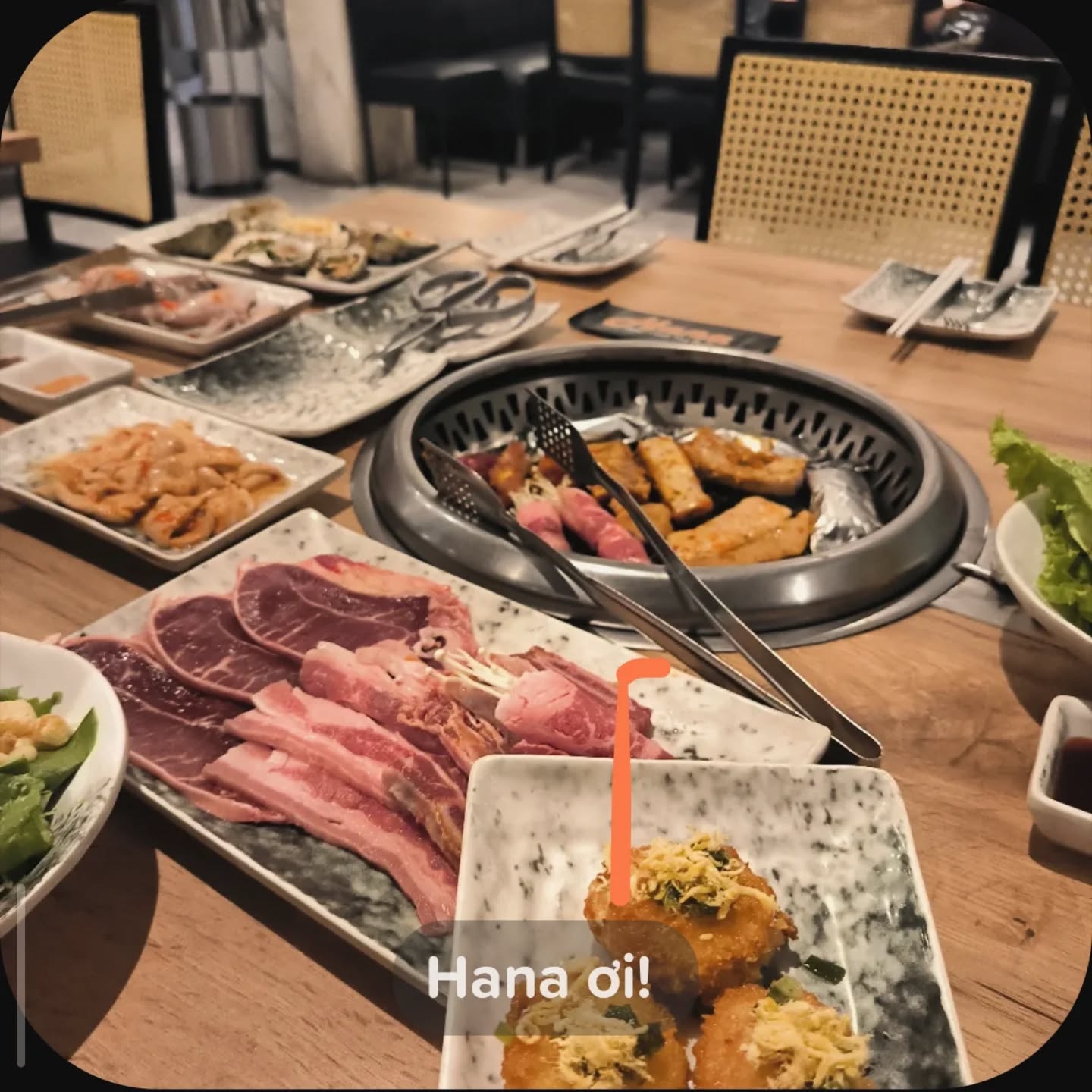생고기·굴·테이블 그릴이 차려진 테이블