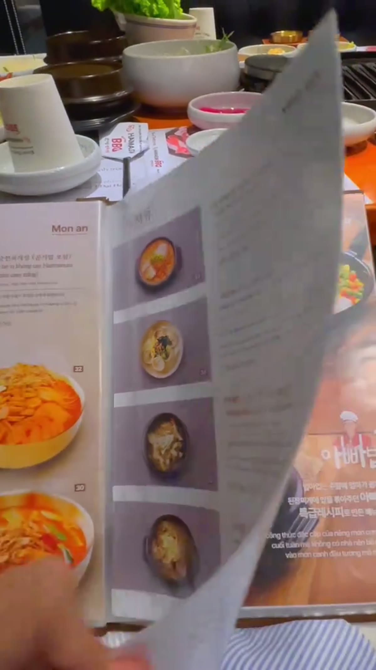 Bàn nướng Hanmaeum với vỉ âm bàn và các món banchan