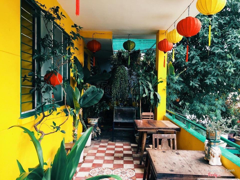 The upper-floor corridor with yellow pillars, lanterns and patterned tiles