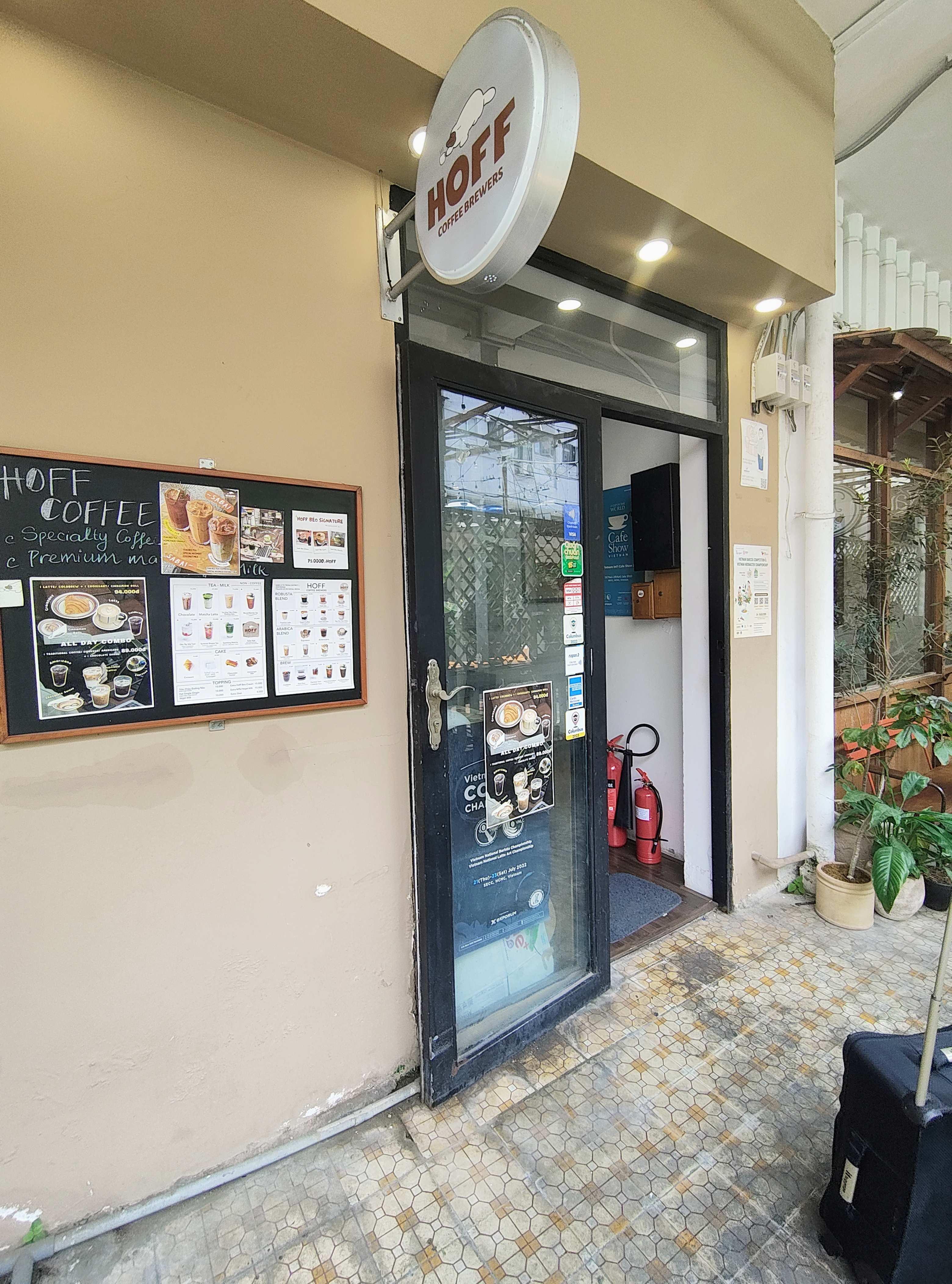Biển tròn vàng HOFF ở lối vào quán