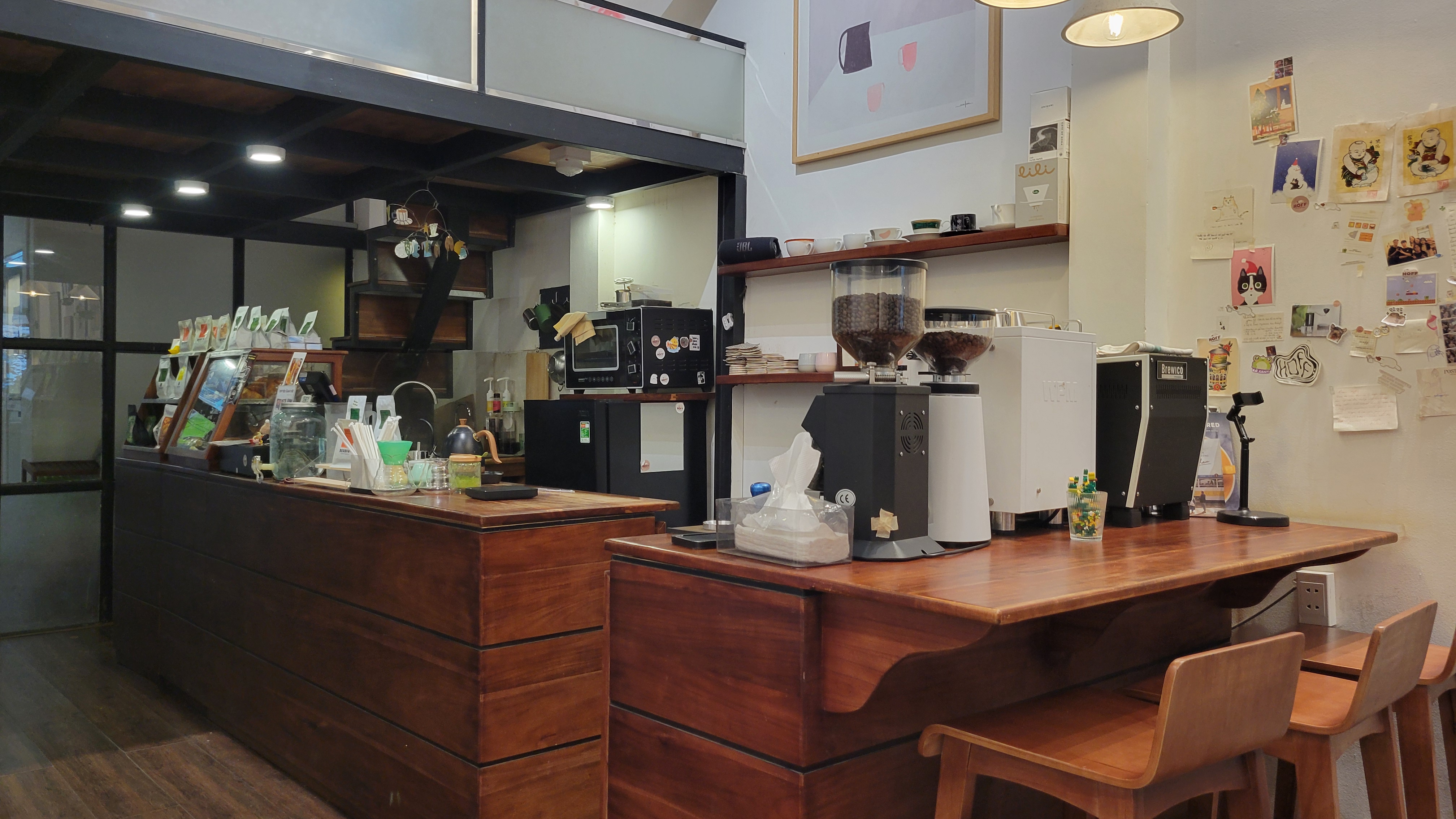 Quầy brew bar với máy espresso và ấm cổ ngỗng