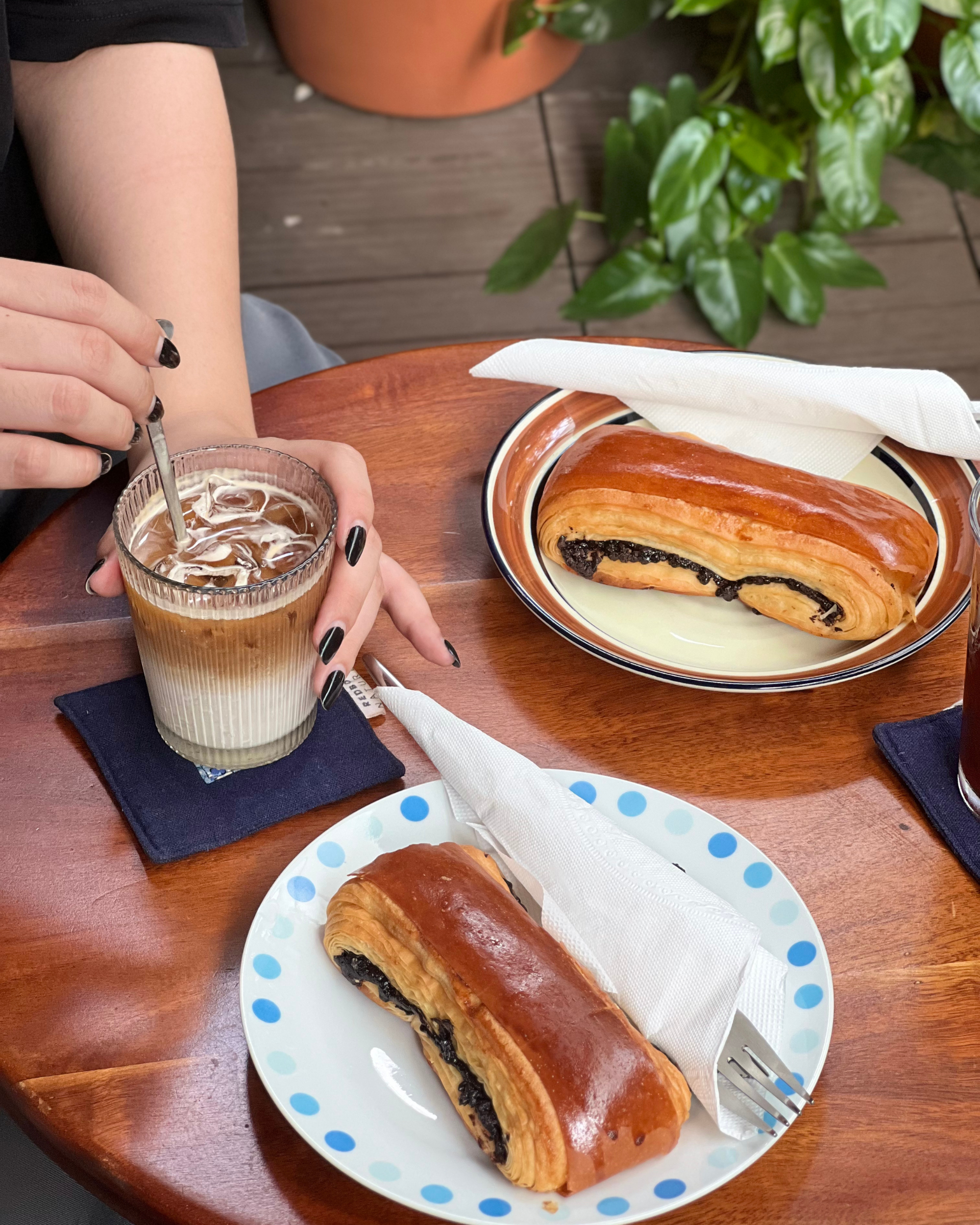 Latte đá và bánh của chủ quán