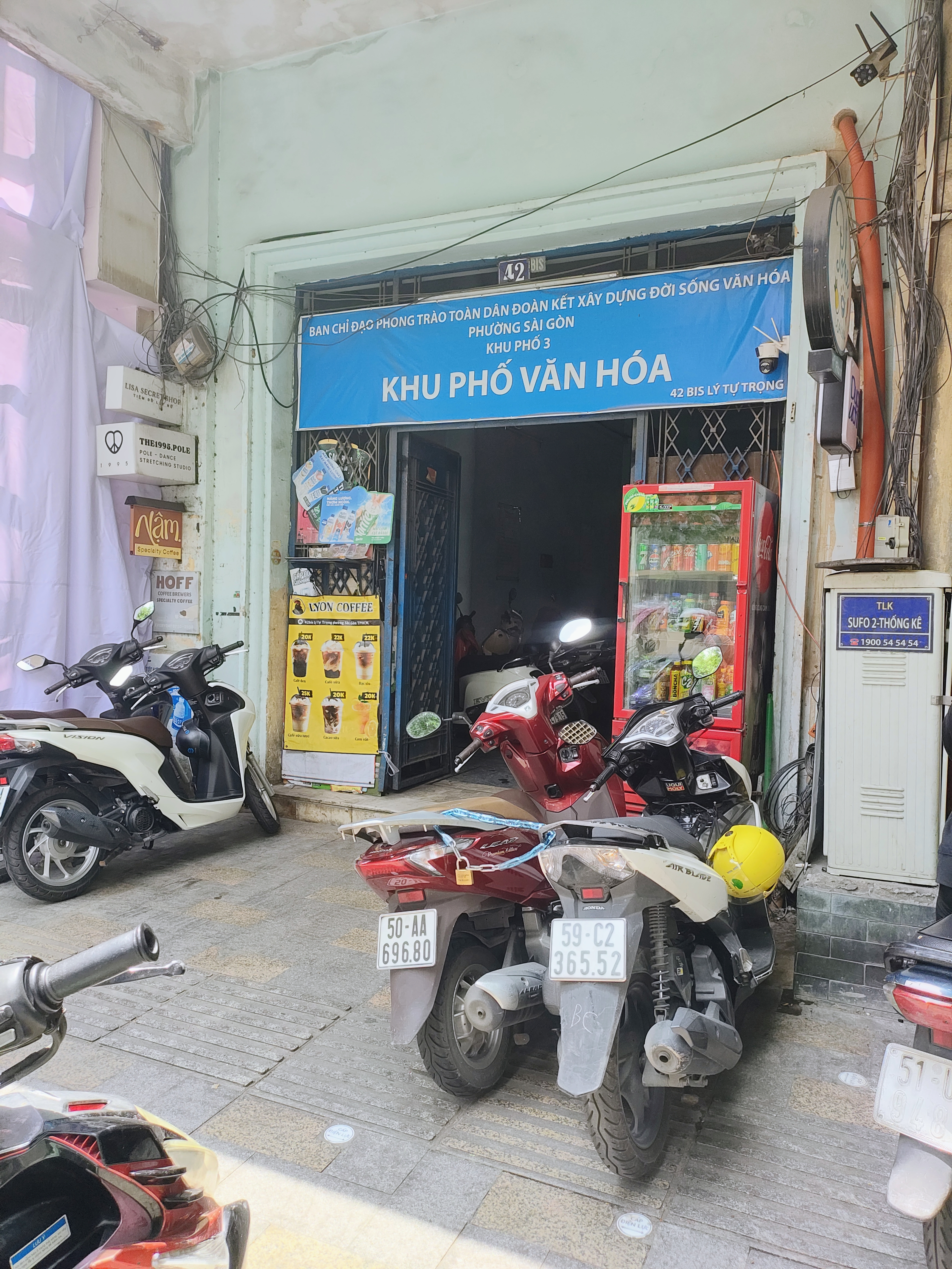 Mặt tiền Hoff Coffee Brewers dưới cổng vòm