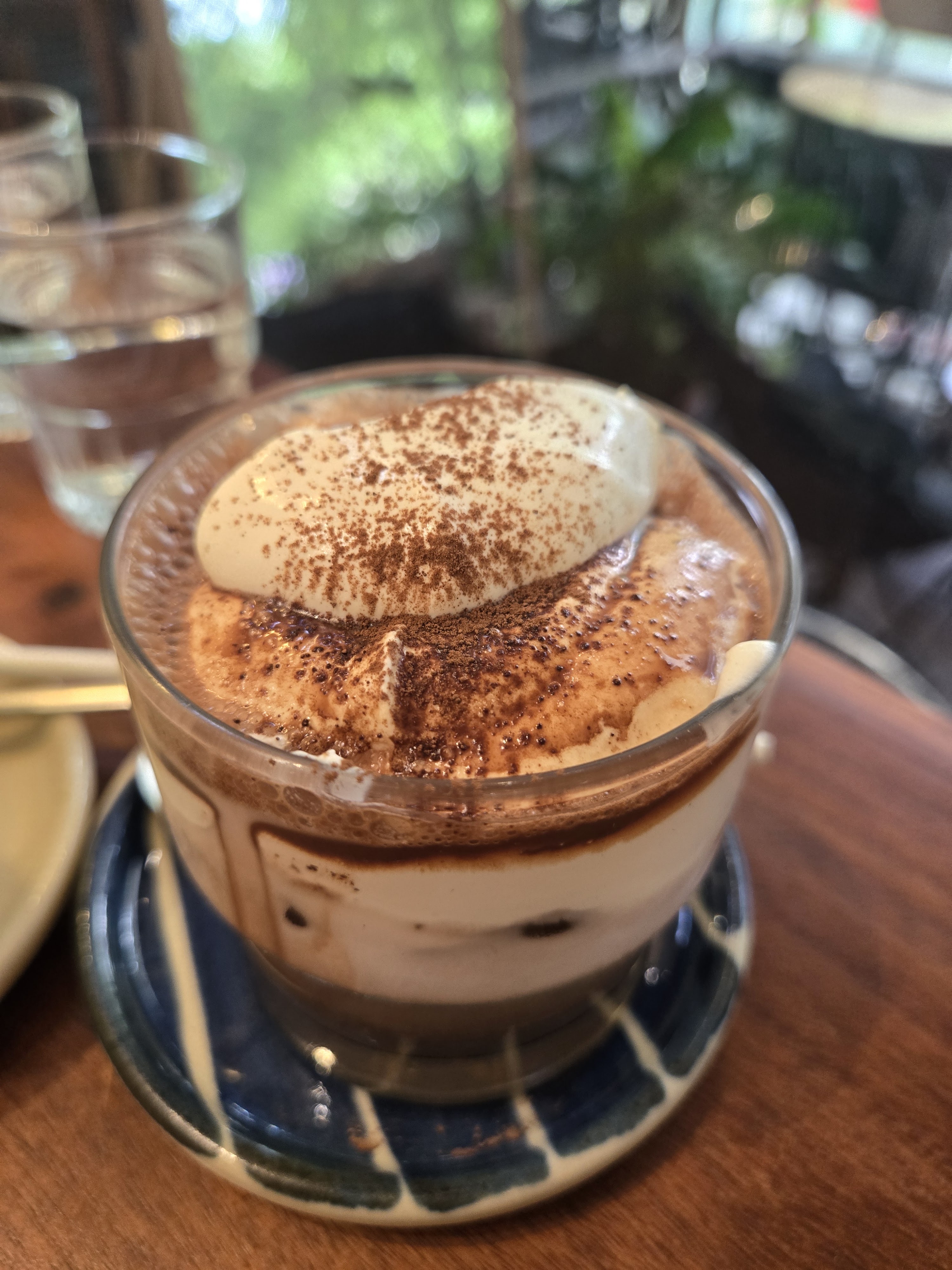 Tiramisu Latte với lớp kem và cacao