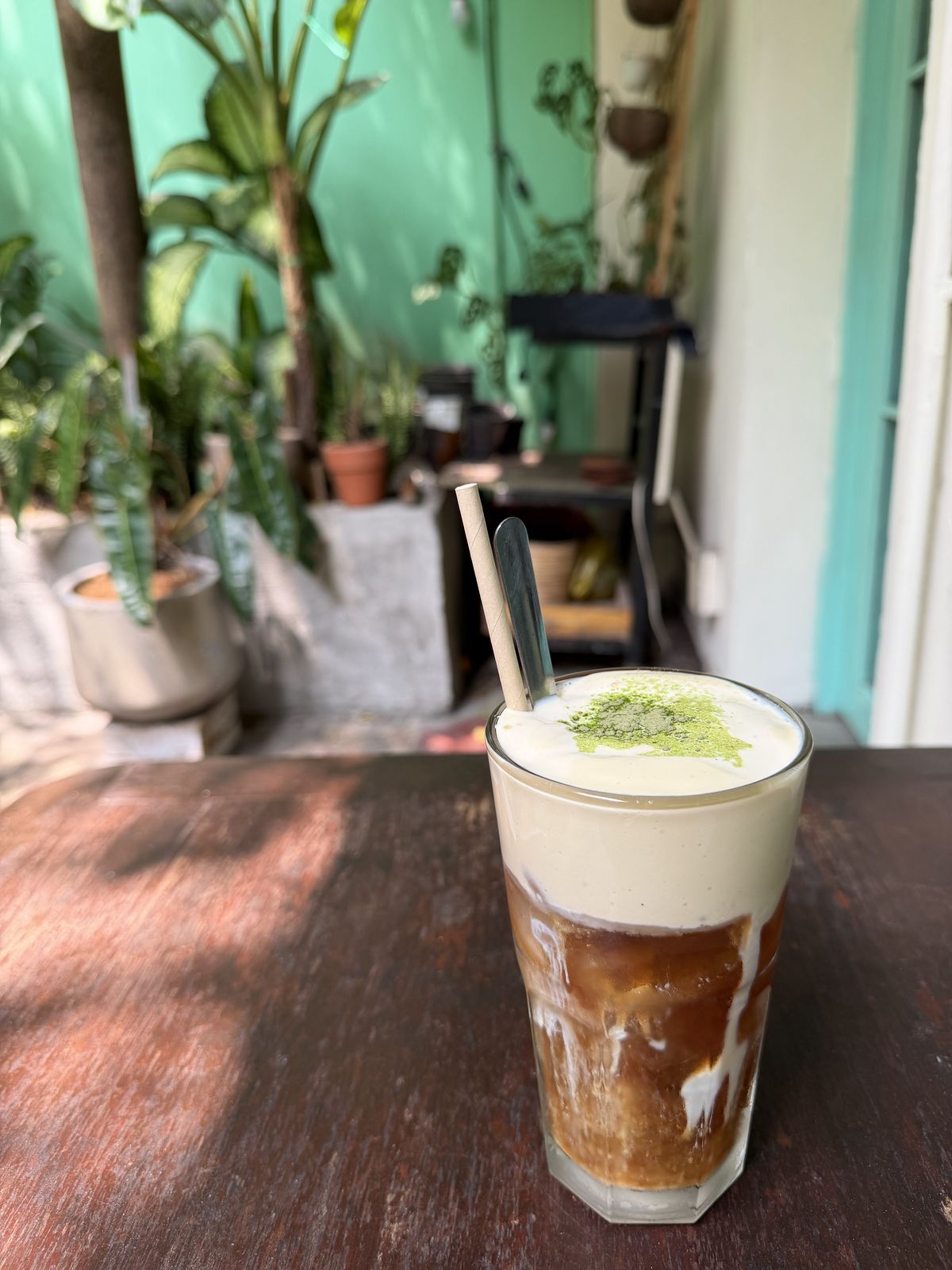 Hơi Béo Cafe — thức uống lớp kem dày phủ bột matcha, sân hostel (4/2026)