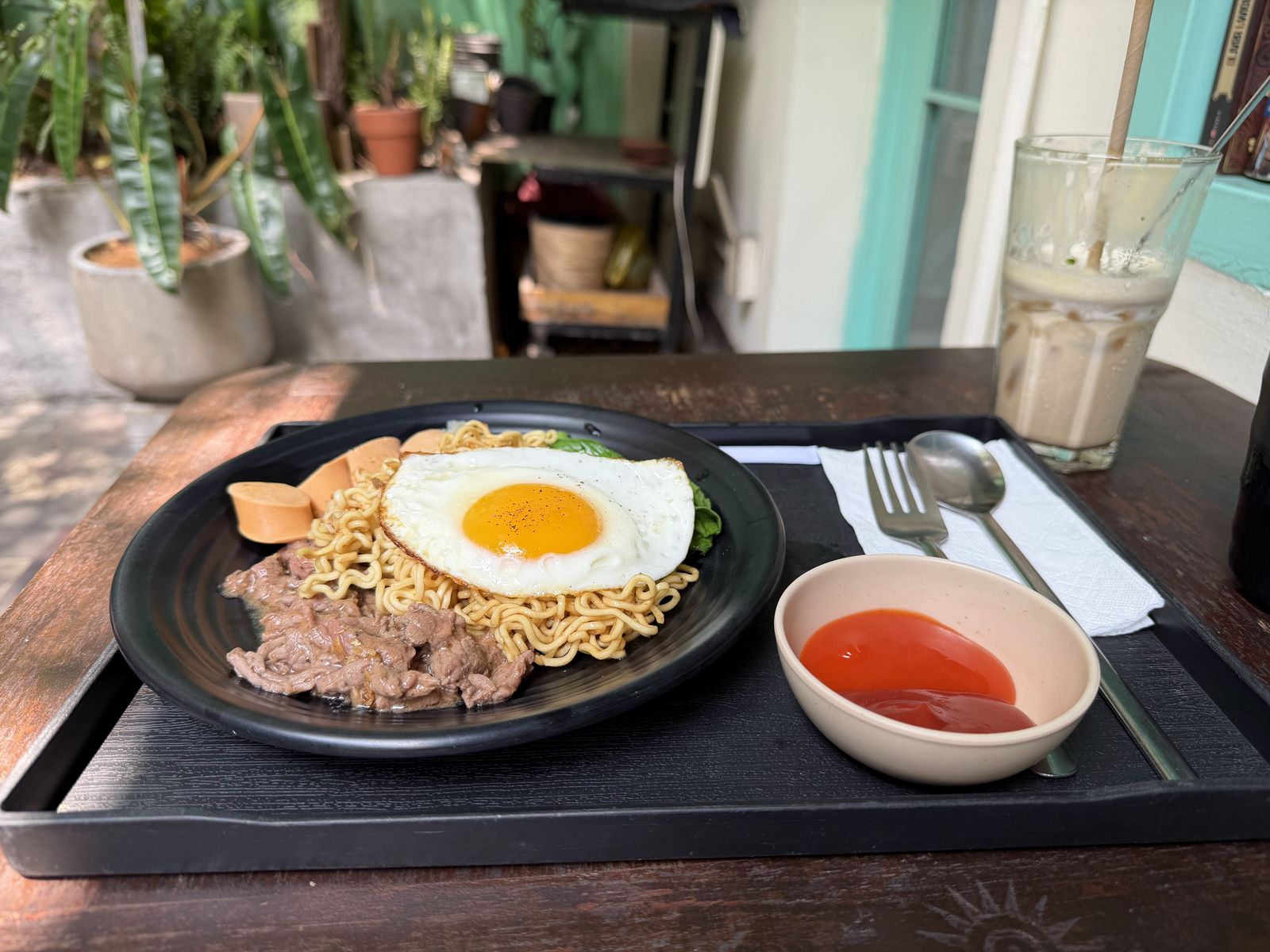 Hơi Béo Cafe — khay mì trộn bò trứng, tường mint (4/2026)