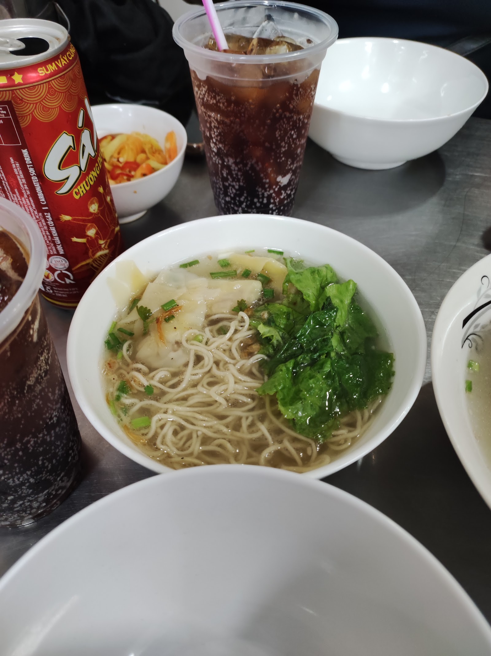 국물면 한 그릇 — 손님 사진
