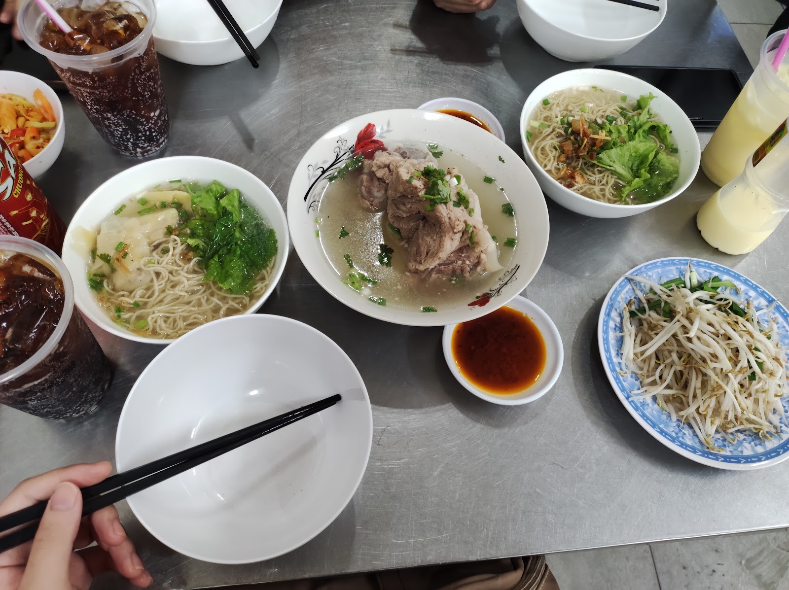 Bàn ăn rộng với nhiều món — ảnh của khách