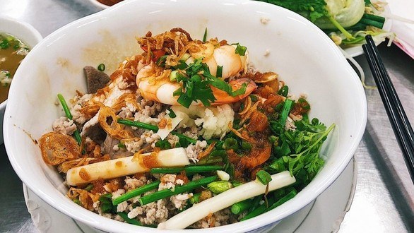 Cận cảnh tô hủ tiếu khô trứng cút